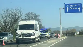 Тежък удар между кола и бус в Казанлък прати майка и дете в болница