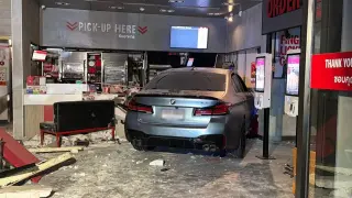 BMW се заби в ресторант на бензиностанция, 12 са пострадали
