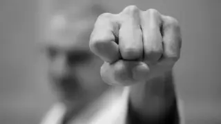 Трима братя нахлуха в дома на роднина и го пребиха в Югозапада