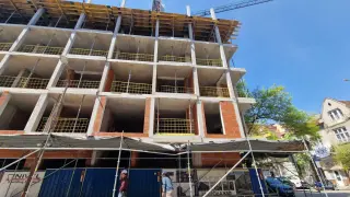 Талпи хвърчат от 6-тия етаж на строеж в Пловдив, работници играят "руска рулетка"