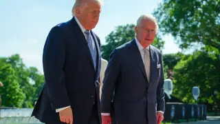 Крал Чарлз моли Тръмп да депортира принц Хари!