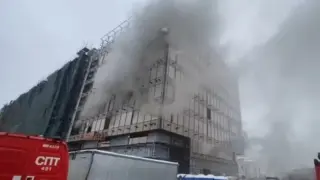 7 загинали при пожар в строяща се сграда в Москва Снимки