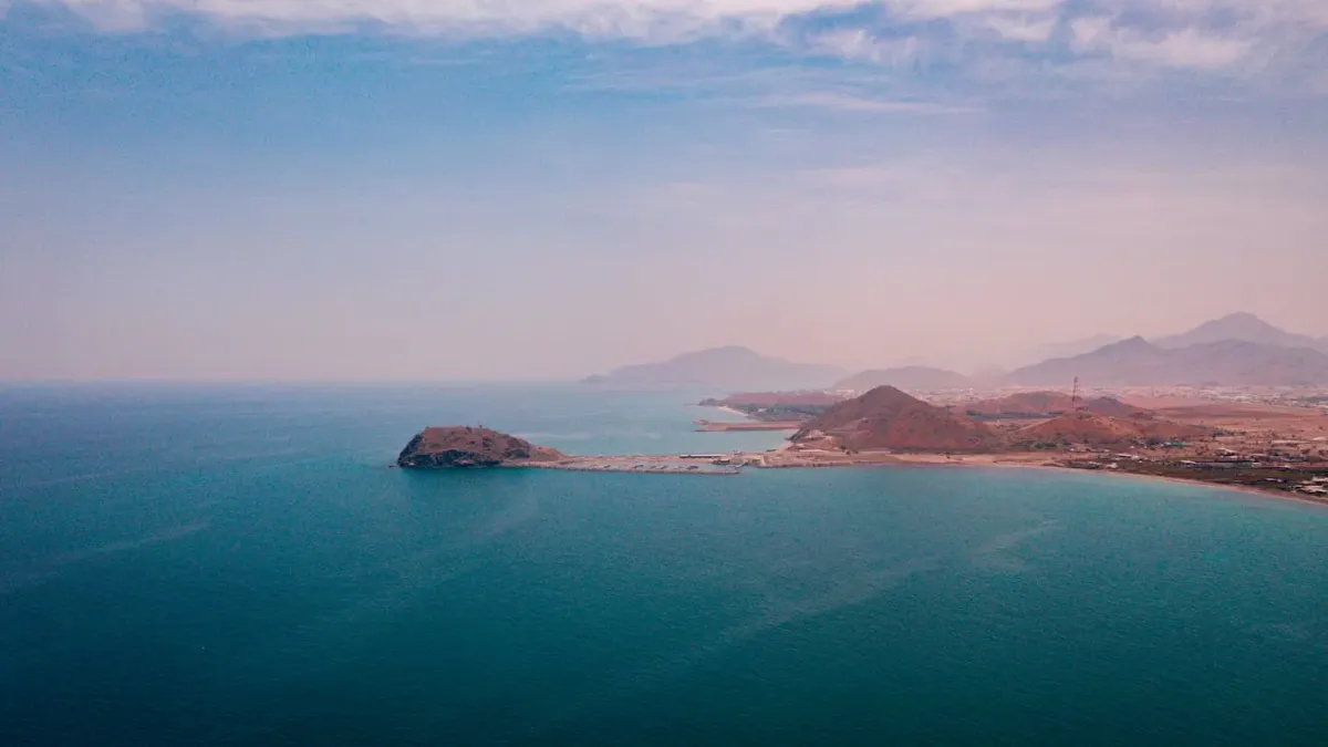 Нова драма в Персийския залив! Български моряци са блокирани