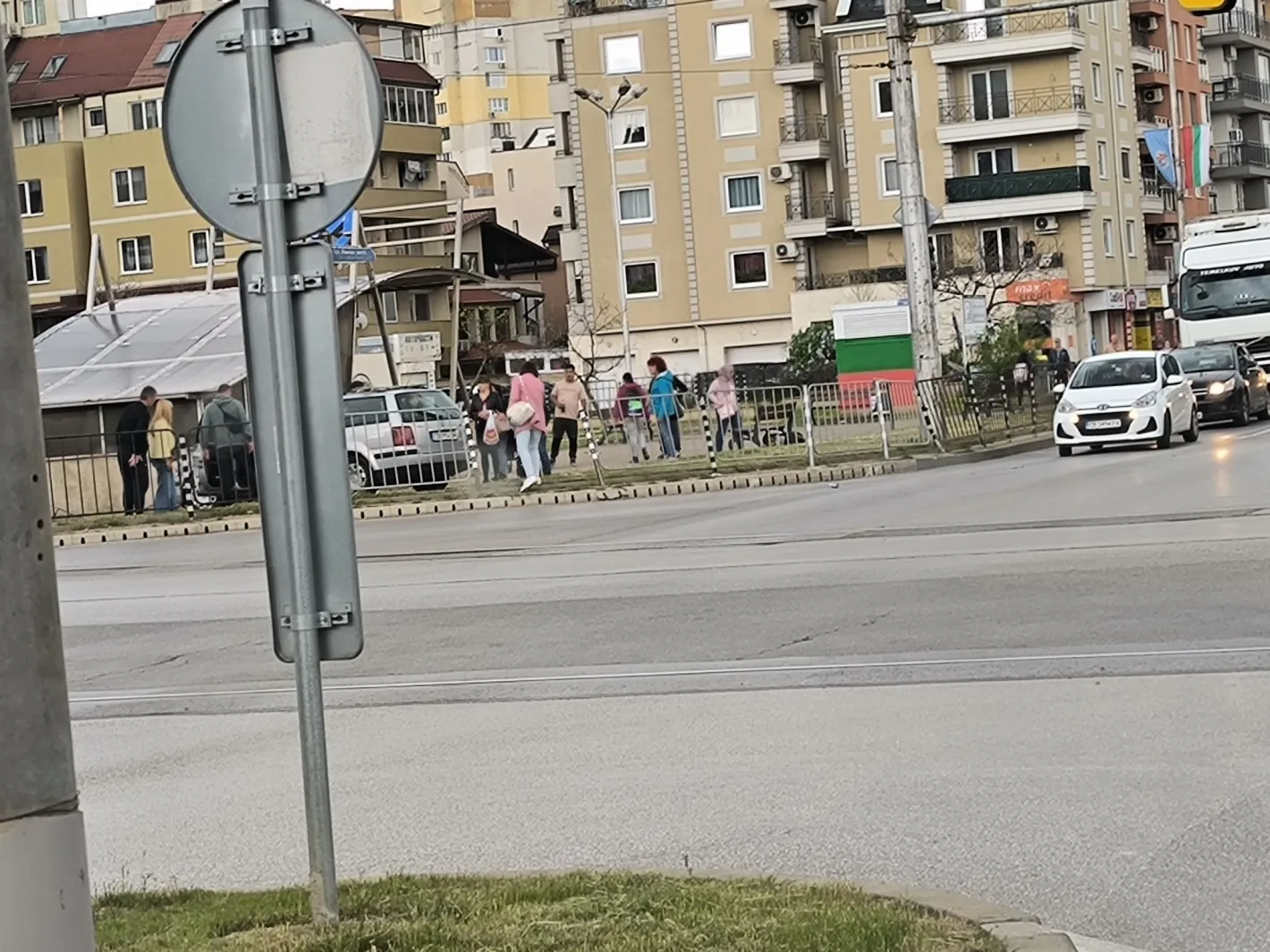 Кола се заби до метростанция в София, шофьорът загина Обновена