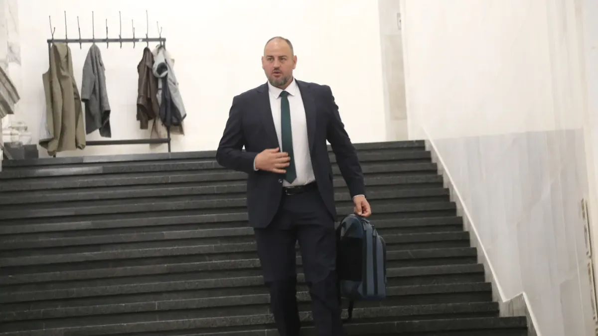 Депутат на Радев понесе дъщеря си на ръце Снимка