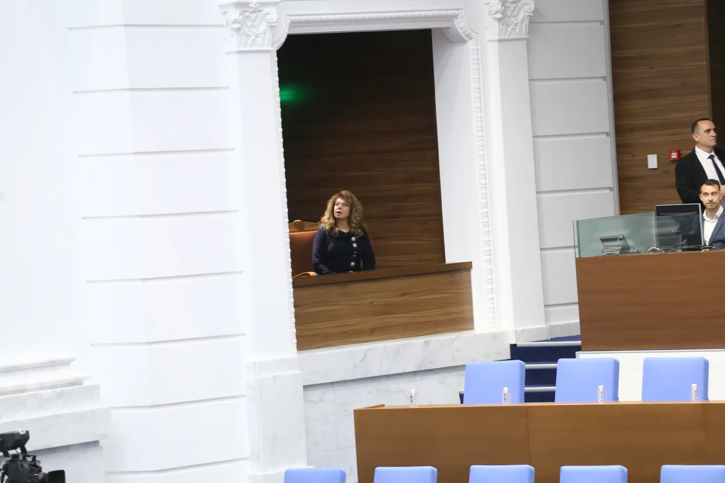 Дрескод: Йотова с генералска униформа за старта на НС