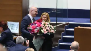 Официално: Секси блондинка е новият председател на Народното събрание