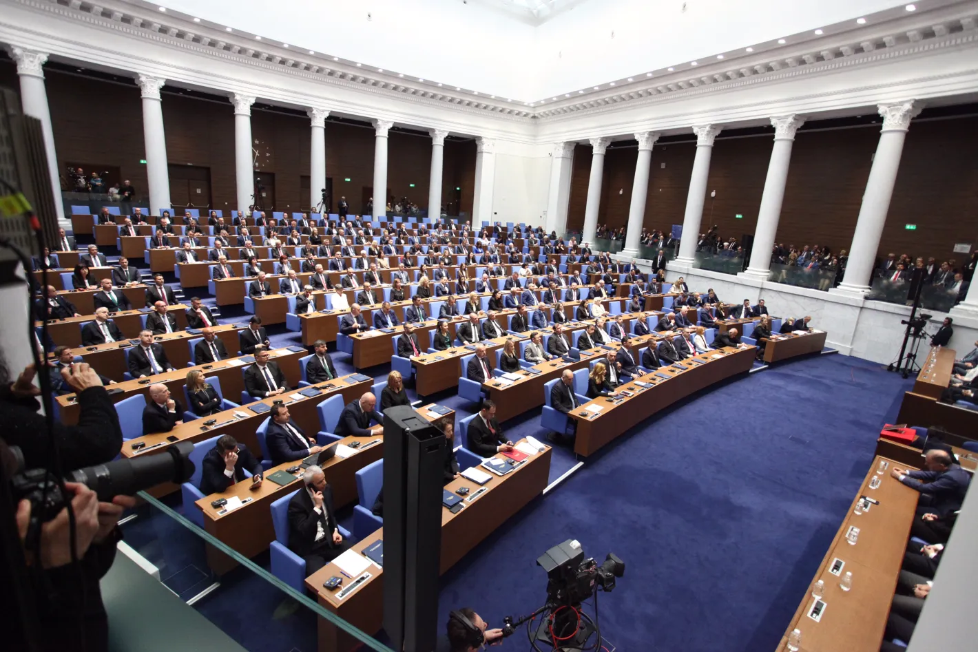 Депутатите в новия парламент започват работа по същество