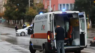 Мерцедес блъсна полицайка на пешеходна пътека в Благоевград