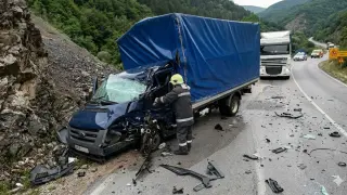 Камион помля бус във Врачанско, спретнаха яка гонка на виновника Снимки