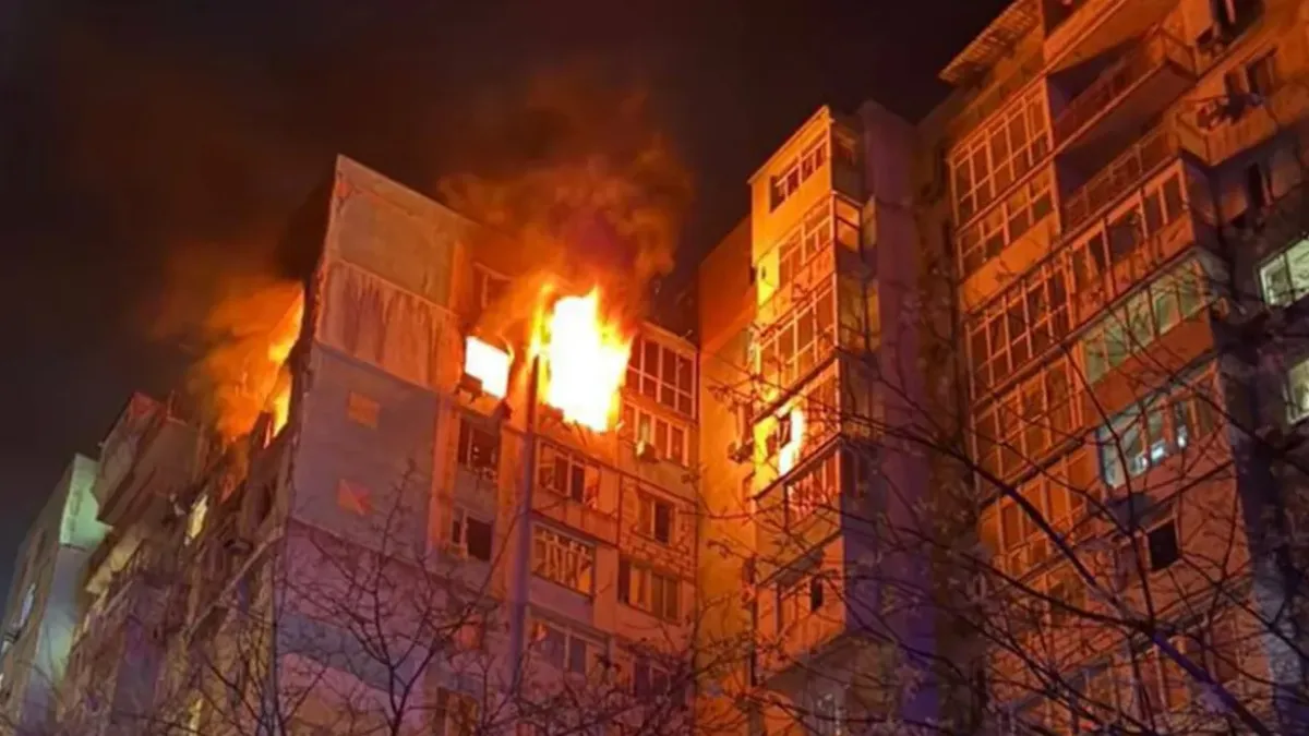 Русия удари Одеса с дронове: две жилищни сгради са поразени и горят