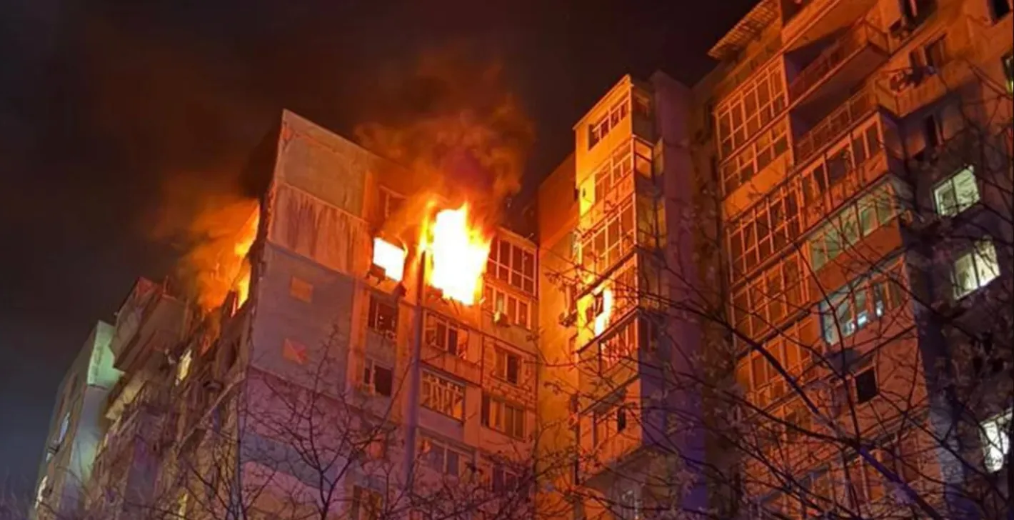 Русия удари Одеса с дронове: две жилищни сгради са поразени и горят