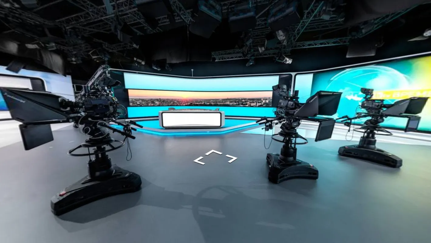 Неочакван гост атакува човек на Радев в студиото на bTV Снимки