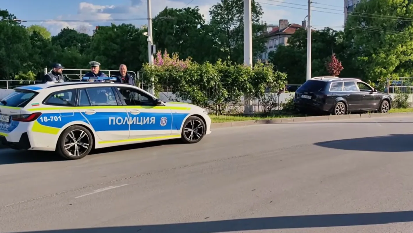 Пиян до козирката размаза колата си в Русе, скочи на полицаите