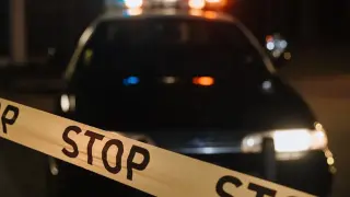 Свиреп екшън в Сливен: Полицаи обсадиха блок, обирджия плаши с пищов