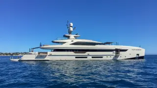 Луксозна суперяхта под френски флаг свързвана със семейството на висш украински политик