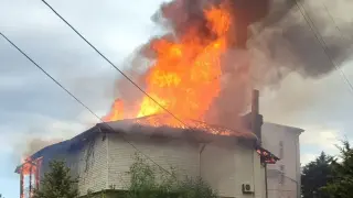 Къща пламна във Варна! Гъст дим се вижда от километри Снимки