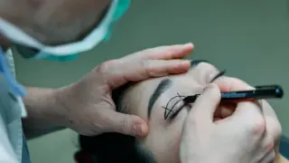 Внимавайте! Разследван за смъртта на пациентка естетичен хирург търси нови пациенти