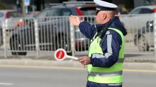 Посред бял ден: Закопчаха дрогиран шофьор с BMW във Враца