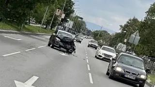 Тежка катастрофа в Пловдив, разбитата кола стои с часове на платното