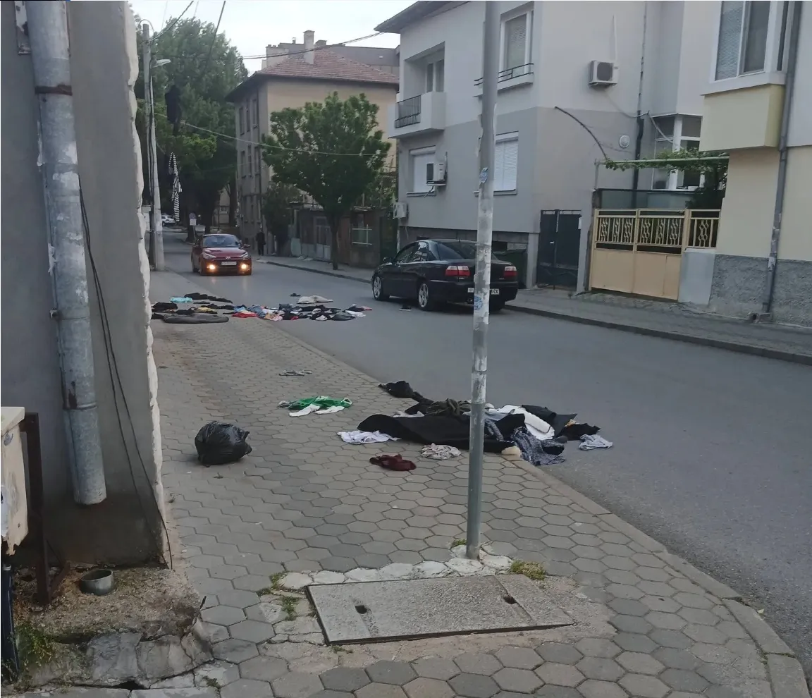 Дрехи летяха от жилищна сграда в центъра на Благоевград
