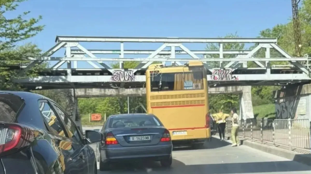 Автобус с деца се заклещи под мост в Пловдив
