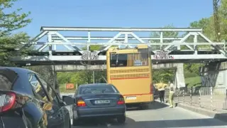 Автобус с деца се заклещи под мост в Пловдив