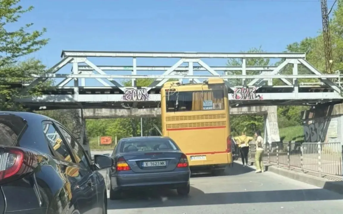 Автобус с деца се заклещи под мост в Пловдив