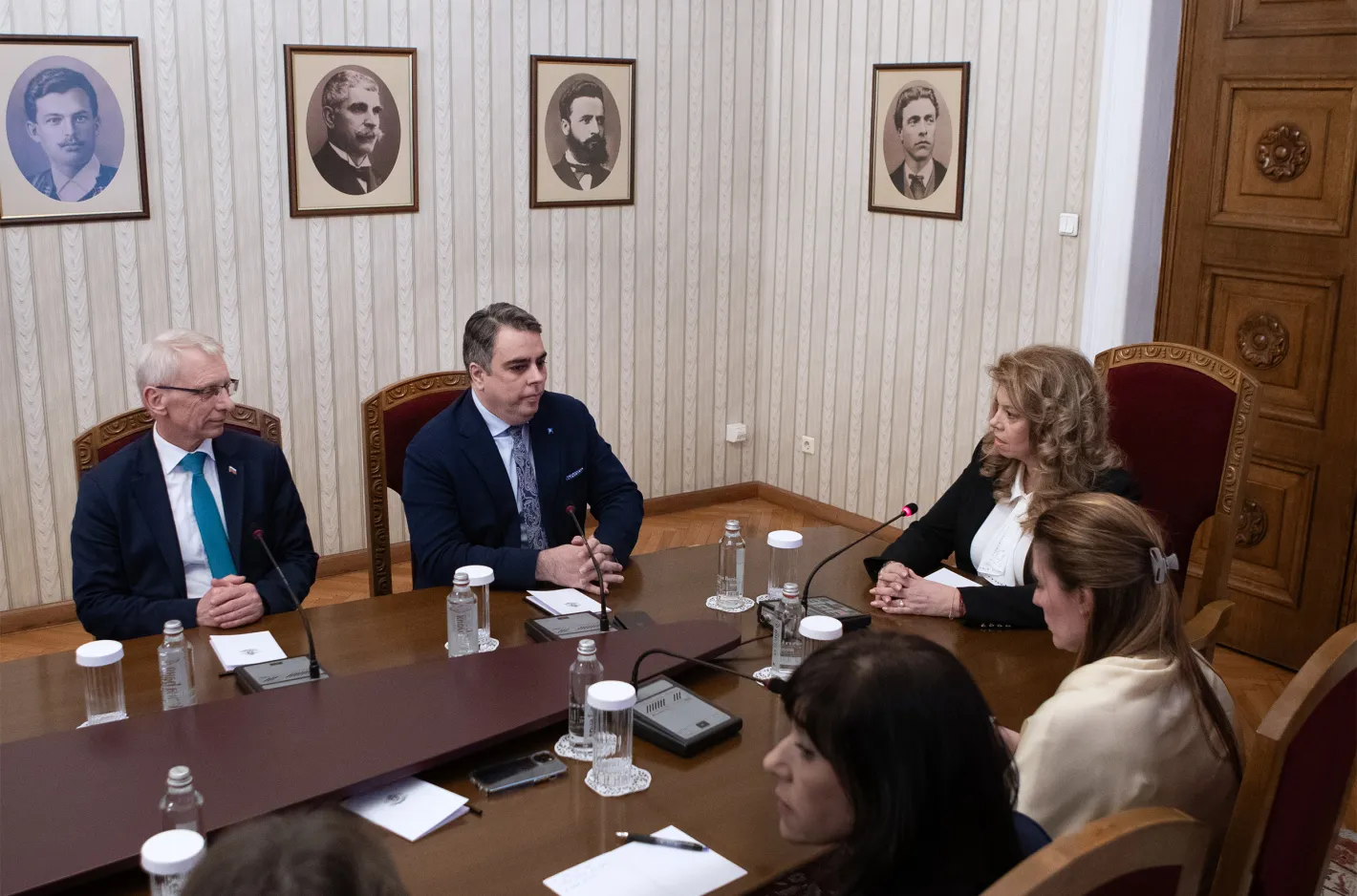 Василев заговори за апетитните заплати в държавната администрация и закриването на министерства