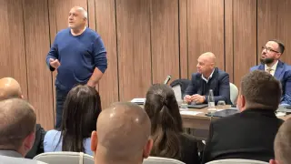 Борисов свали костюма за важна среща, после се похвали Снимки