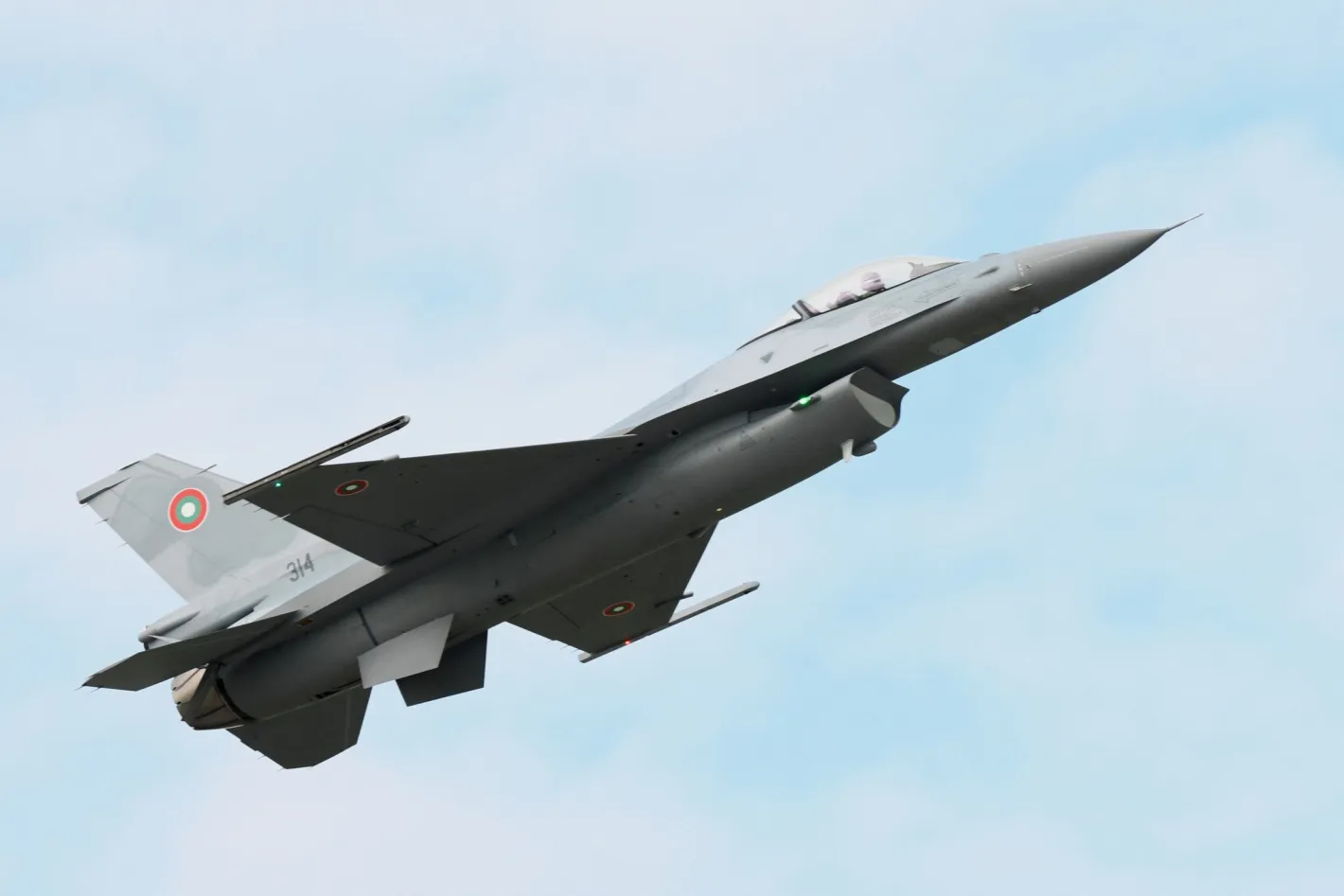 Навръх празника на храбростта: Ген. Георгиев разкри кога идват новите F-16