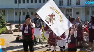 Добринище пази живи гергьовденските традиции с „Топене на китки“ и хора на площада