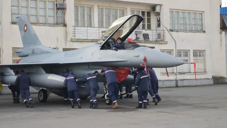 До края на годината България ще разполага с 12 пилоти за F-16 Block 70