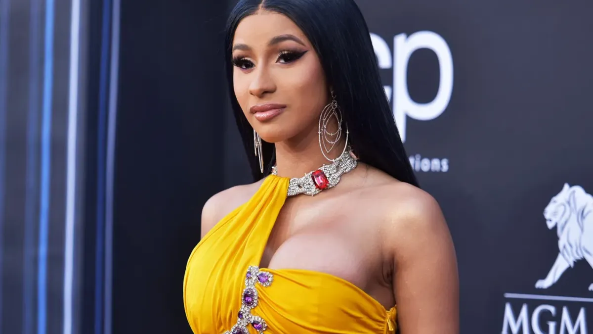 Карди Би с прозрачна рокля след Met Gala Снимки