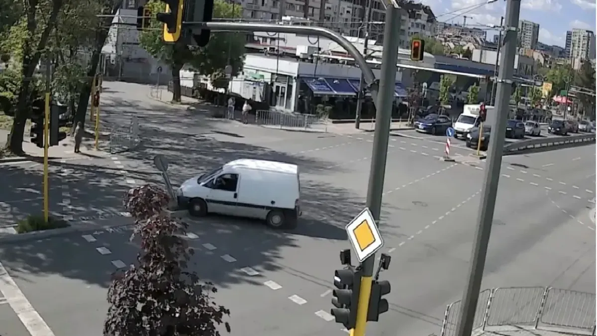 Шофьор в София помете пътен знак и избяга след удара