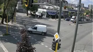 Шофьор в София помете пътен знак и избяга след удара