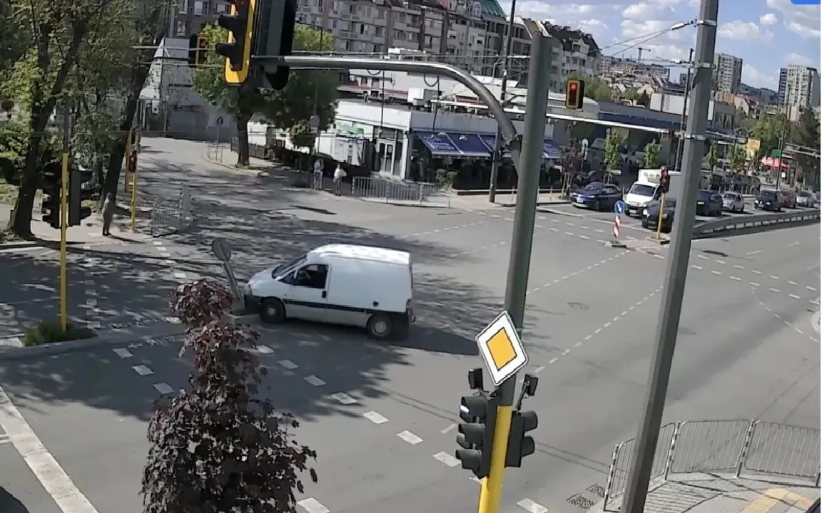 Шофьор в София помете пътен знак и избяга след удара