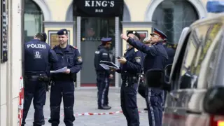 Кръв във Австрия: Мъж застреля две жени и се самоуби пред ресторант