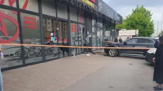 Тежък инцидент в София: Черен джип удари двама души пред банкомат в Люлин