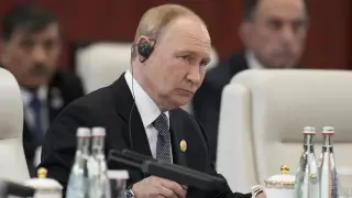 Фалирал бизнесмен с нож се качи на императорския трон, за да се обърне към Путин