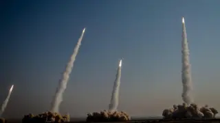 Иранските сили нанесоха ракетен удар по американския флот
