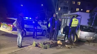 Сигнал до БЛИЦ: Среднощна полицейска гонка завърши с катастрофа и арест в София Снимки