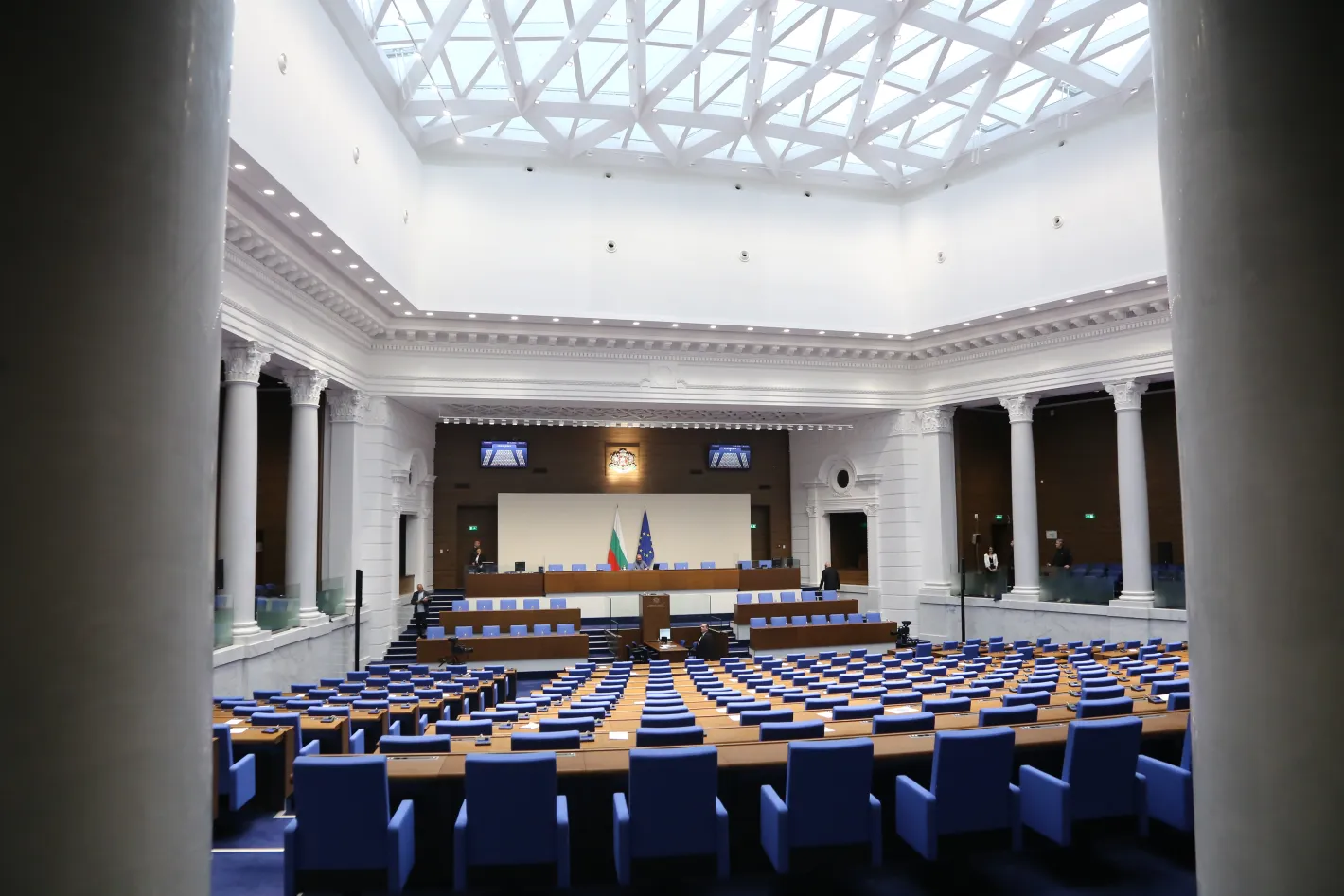 Депутат от екипа на Радев разкри плана за замразяване на заплатите в НС