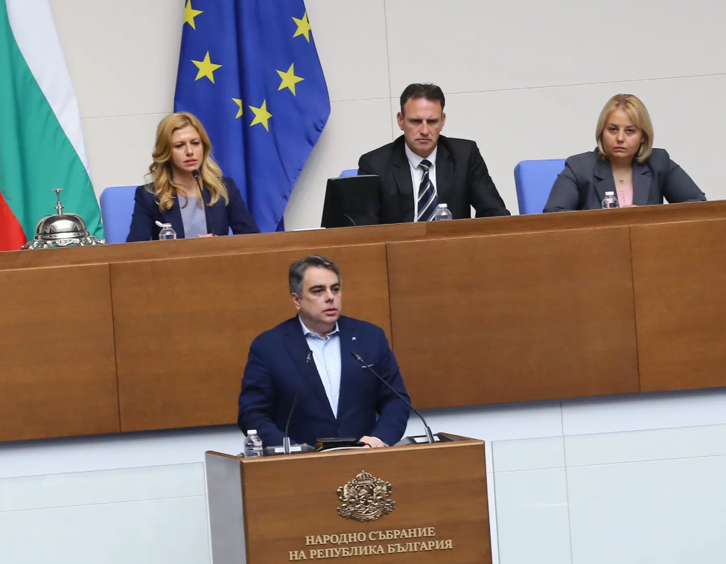 Черни облаци надвиснаха над Асен Василев, ето какво се случва!