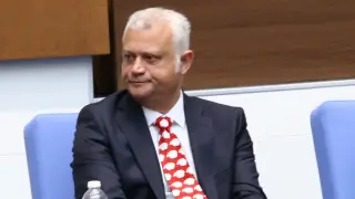 Емил Дечев се появи с цяло стадо овце в НС, само една от тях - черна