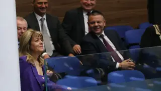 Скритото послание зад тоалета на Деси Радева, прекрачи НС за ръка с премиера