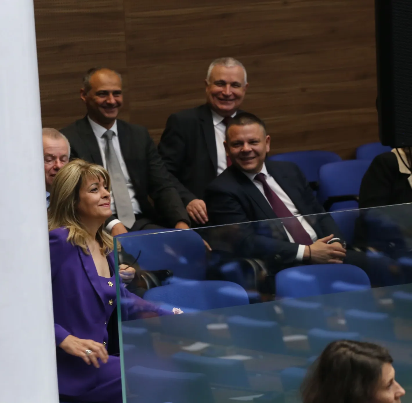 Скритото послание зад тоалета на Деси Радева, прекрачи НС за ръка с премиера