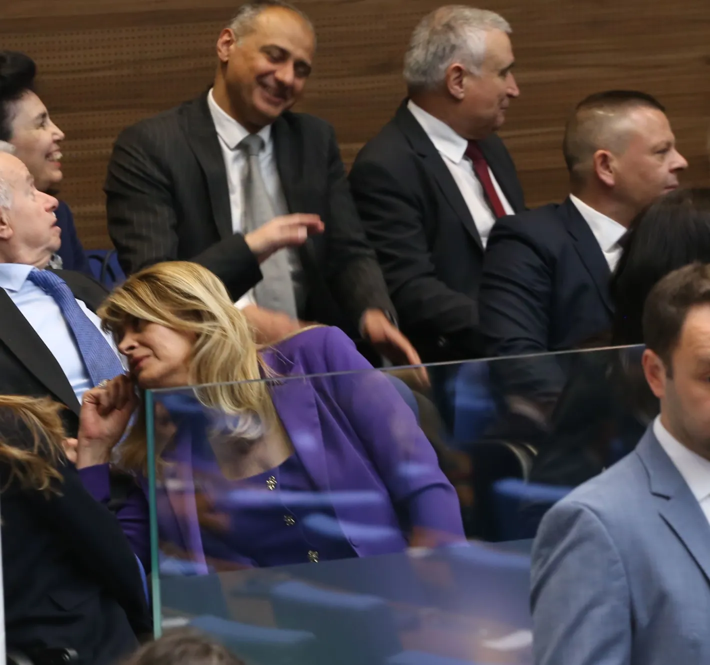 Скритото послание зад тоалета на Деси Радева, прекрачи НС за ръка с премиера