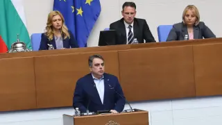 Асен Василев също критикува Радев за кабинета, погна и Гълъб Донев