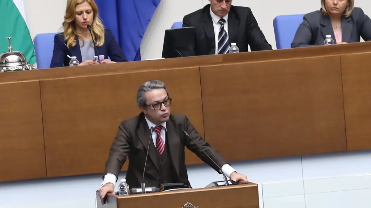 Тома Биков захапа кабинета: Премиерът стана рекламно лице на търговските вериги
